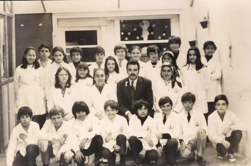 Grupo de alumnos y docentes del colegio en sus primeros años, fotografía de archivo en blanco y negro.