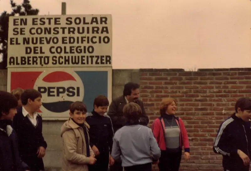 Cartel en el terreno que anuncia la construcción del nuevo edificio del colegio, 1981.